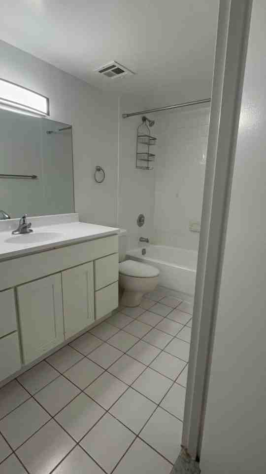 145 Wellington Ct #2E - Photo 4 of 17