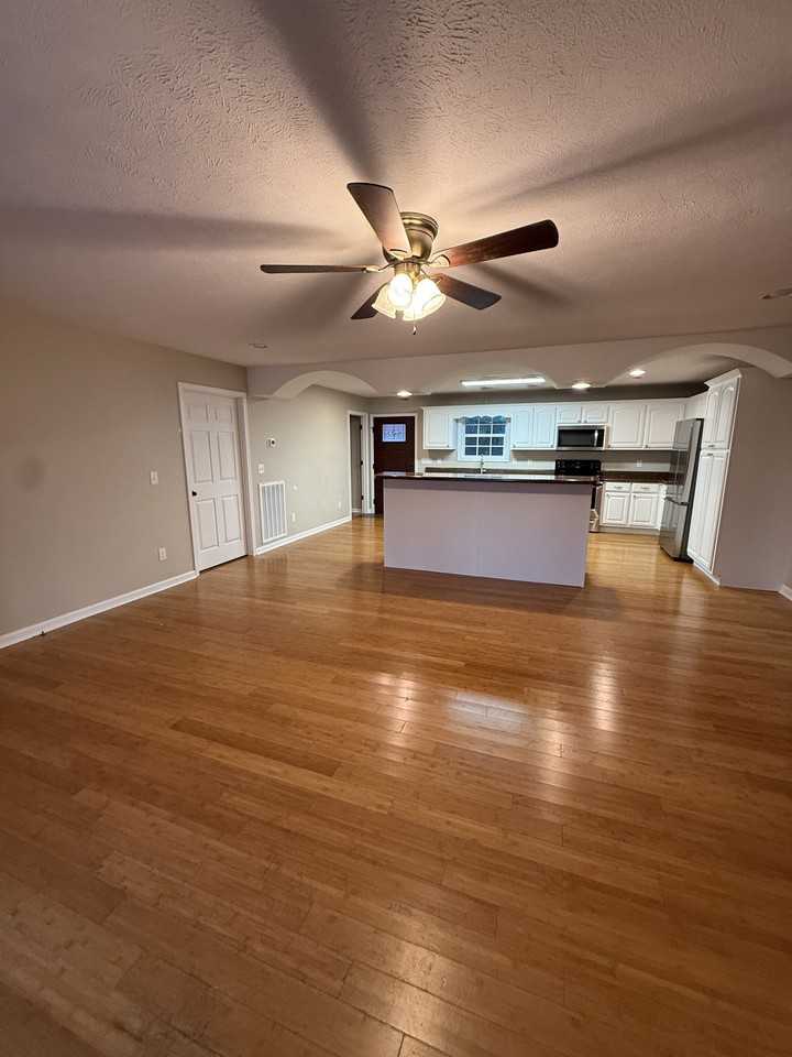 180 Ashwood Rd - Photo 4 of 11