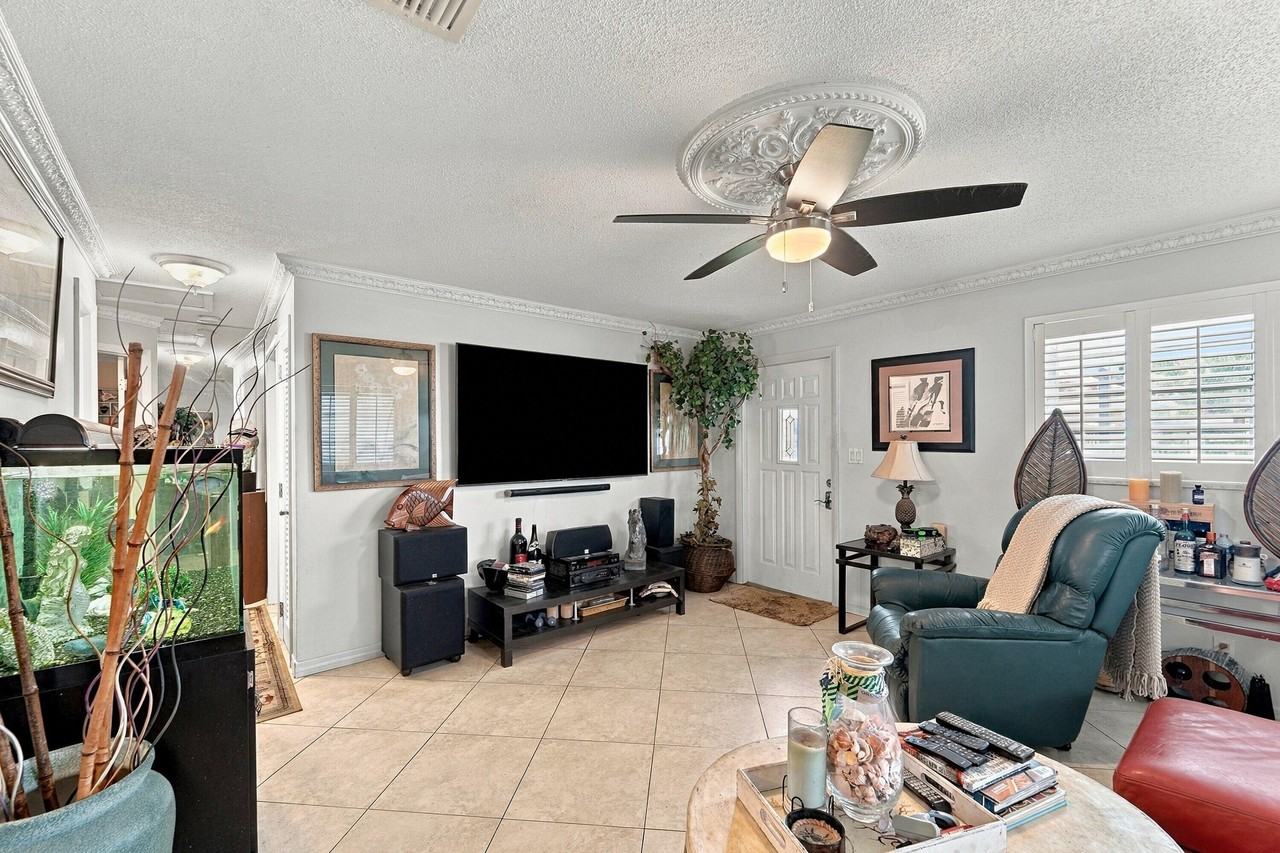111 Nw 25th Ct - Photo 3 of 17