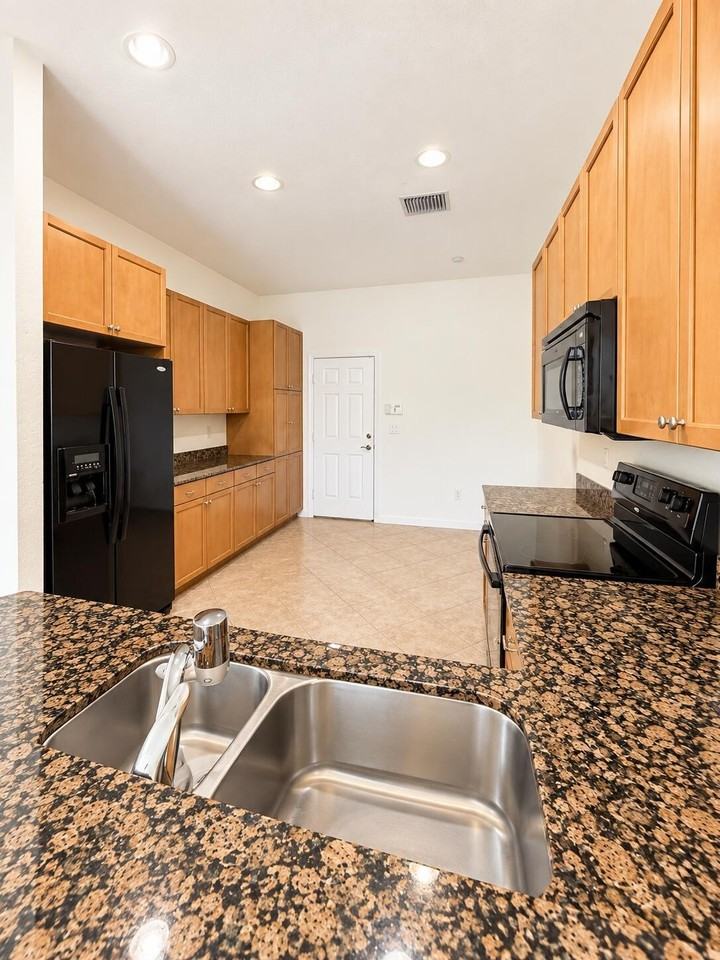 4730 S Prive Cir - Photo 3 of 40