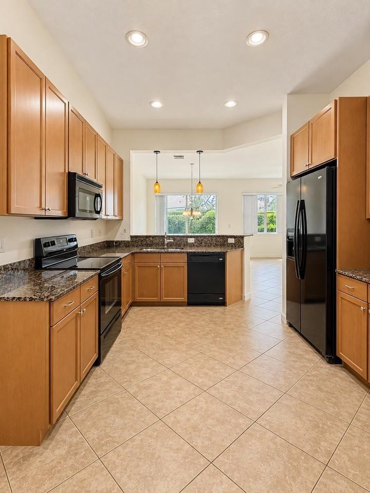 4730 S Prive Cir - Photo 5 of 40