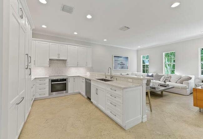 1014 Bay St - Photo 7 of 35