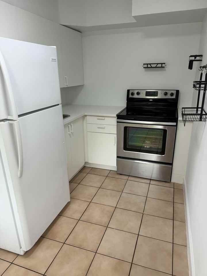 160 Nw 43rd Ct #E - Photo 4 of 8