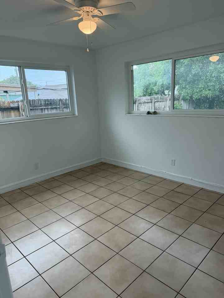 160 Nw 43rd Ct #E - Photo 5 of 8