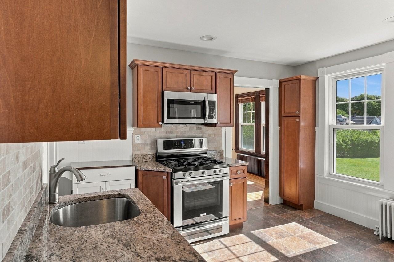 236 Bolton St - Photo 3 of 24