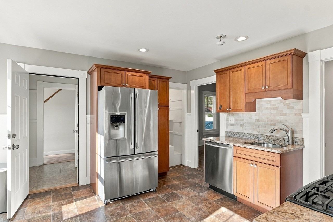 236 Bolton St - Photo 4 of 24