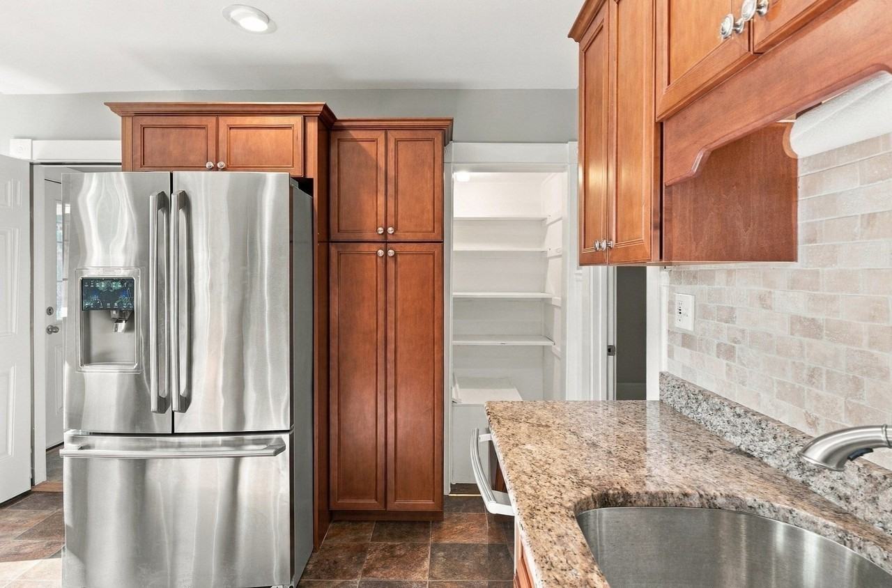 236 Bolton St - Photo 5 of 24