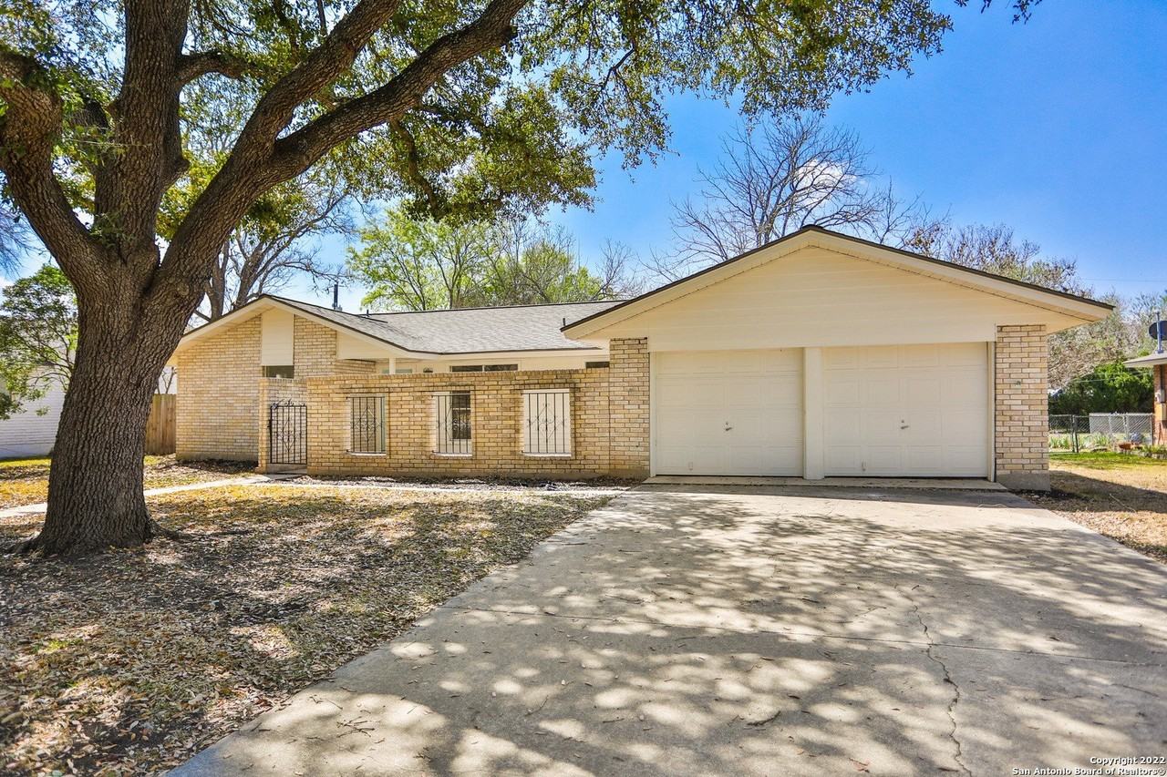 131 Creekside Dr - Photo 2 of 31