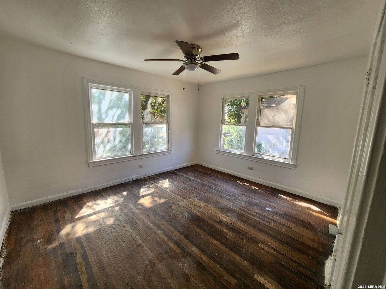 942 Schley Ave - Photo 4 of 5