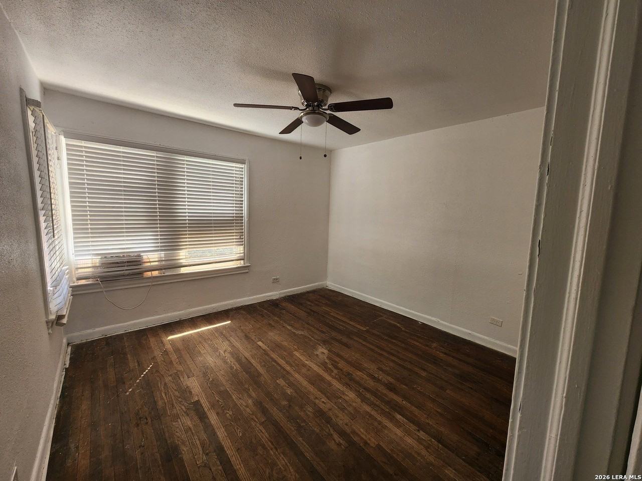 942 Schley Ave - Photo 5 of 5