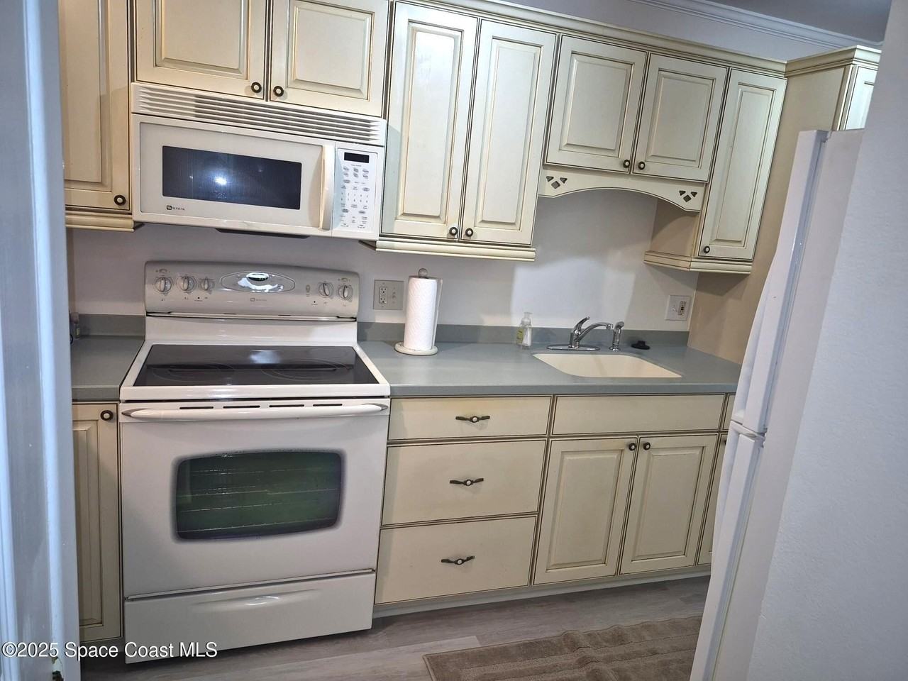 835 Regal Ave Ne - Photo 2 of 32