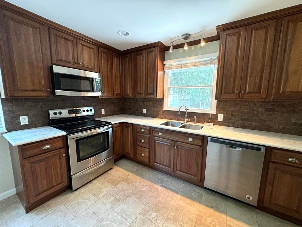 3067 Carolyn Ave - Photo 4 of 10