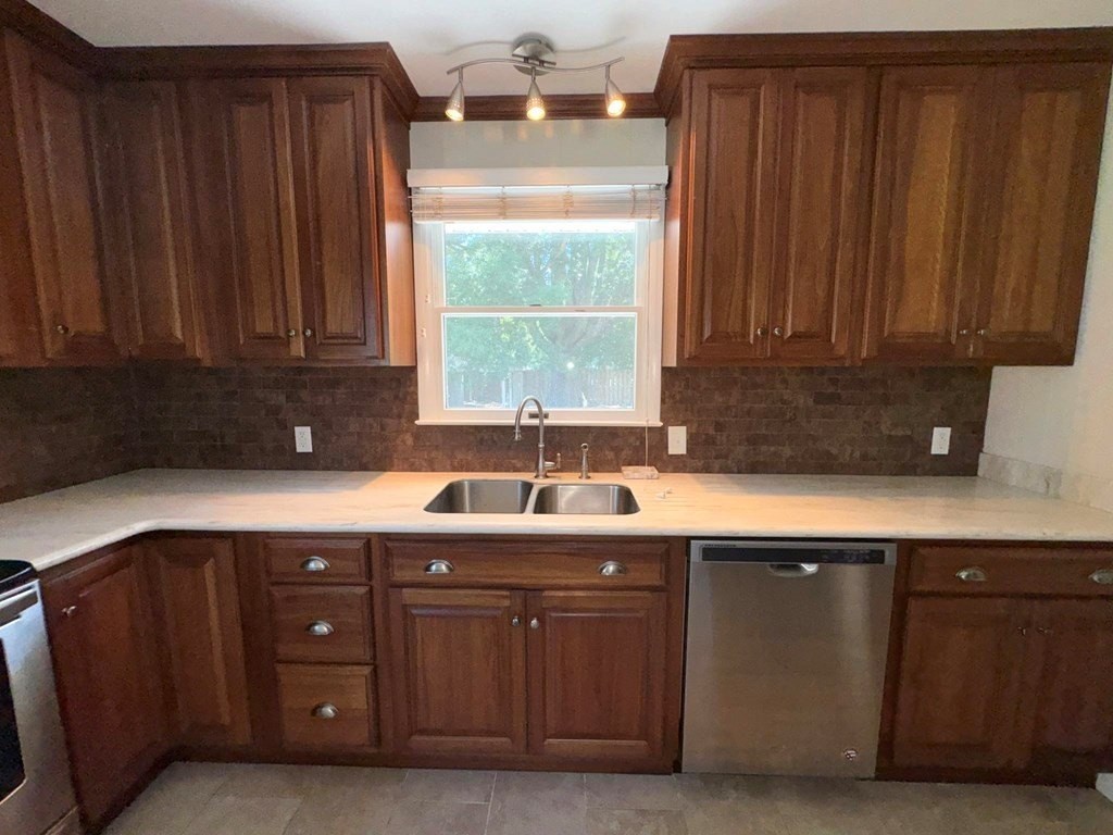 3067 Carolyn Ave - Photo 5 of 10