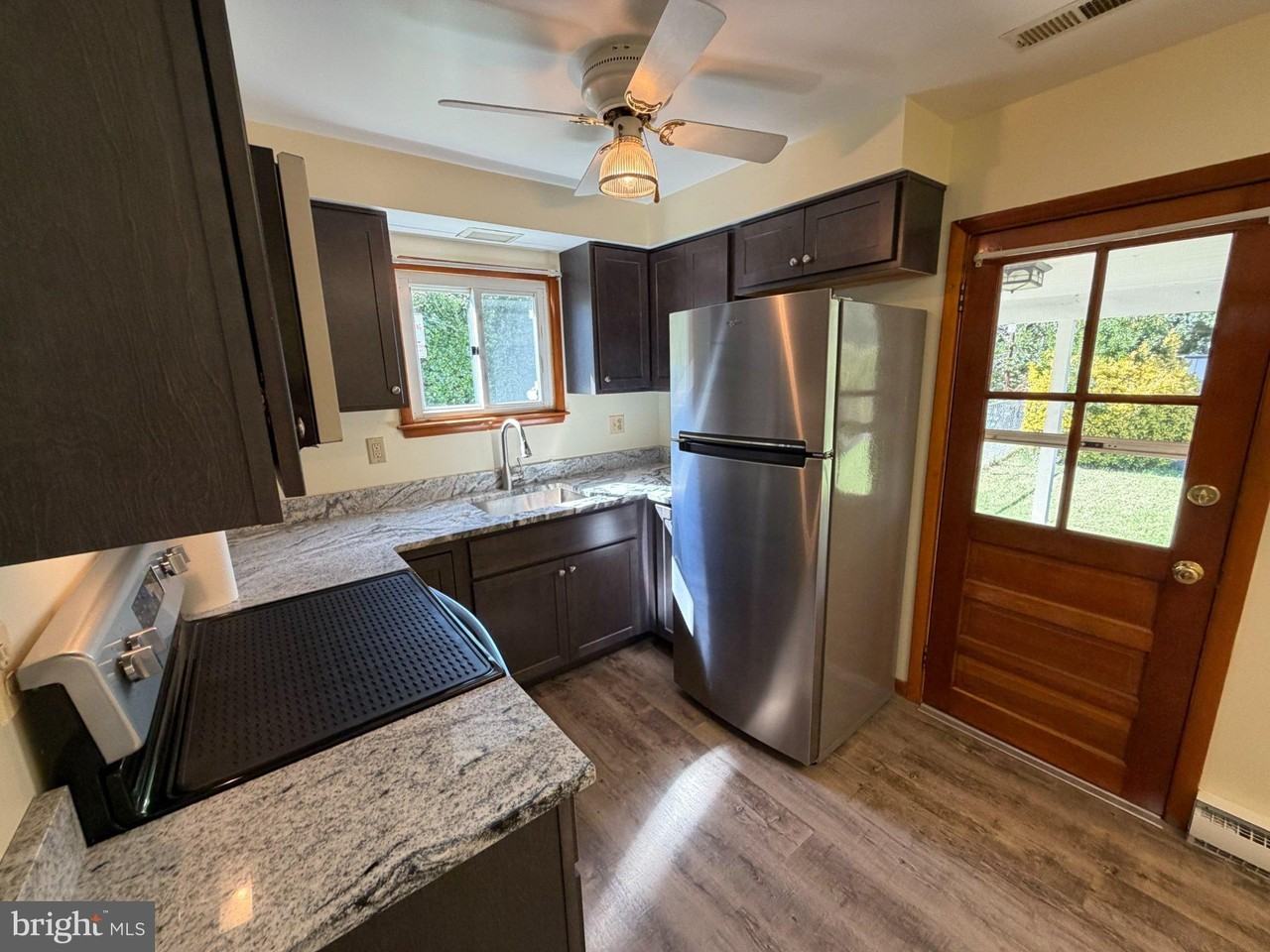 201 Giddings Ave - Photo 4 of 11