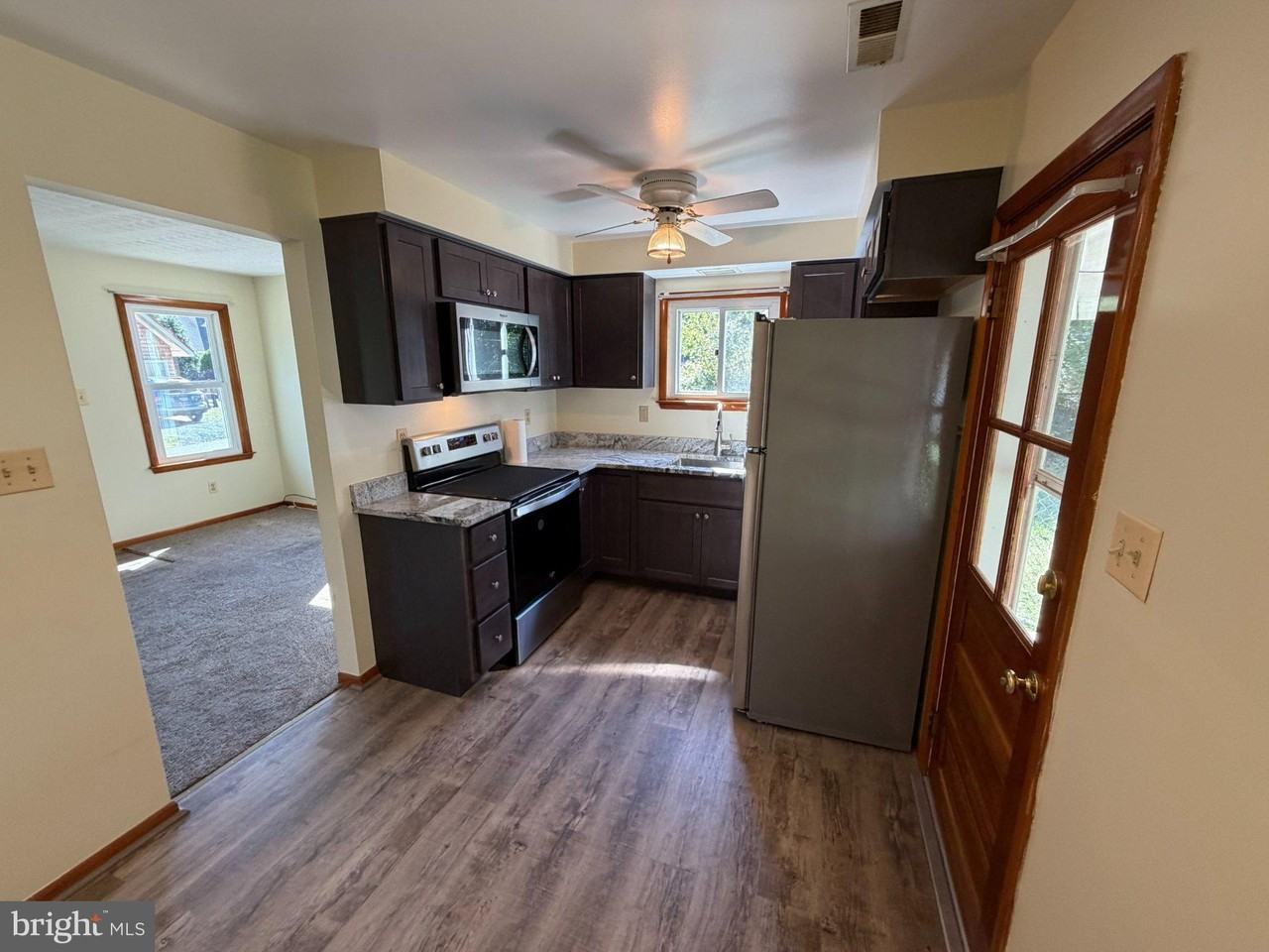 201 Giddings Ave - Photo 5 of 11