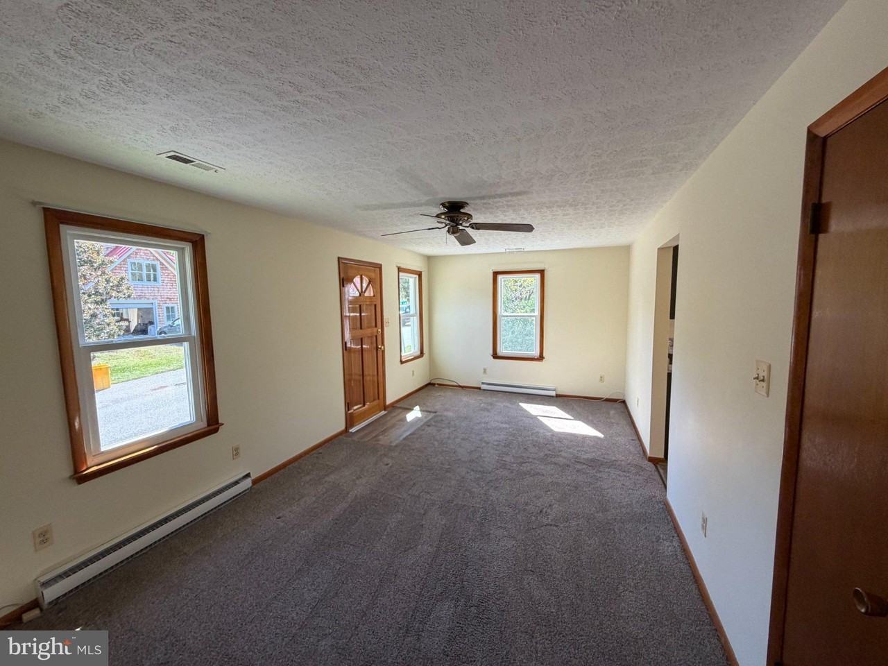 201 Giddings Ave - Photo 6 of 11