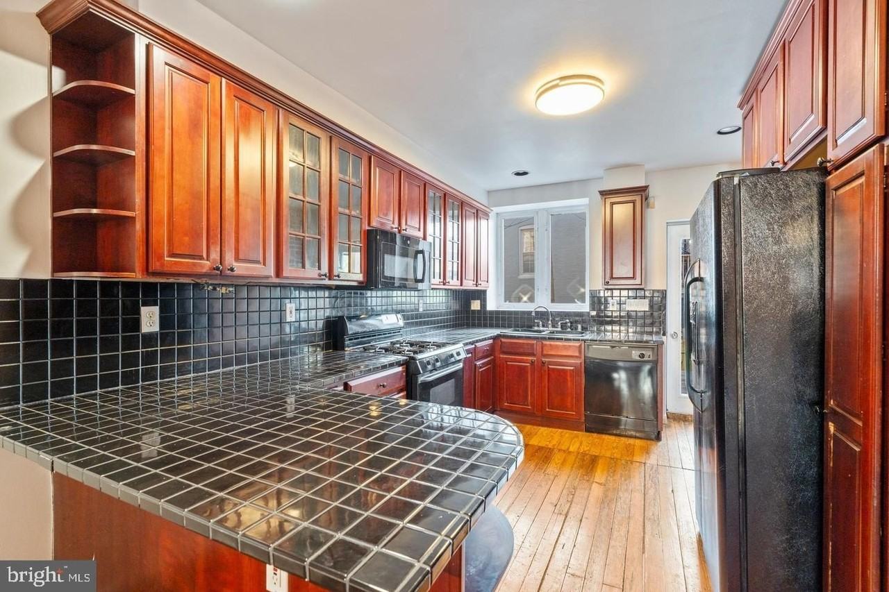 1407 Webster St - Photo 5 of 35