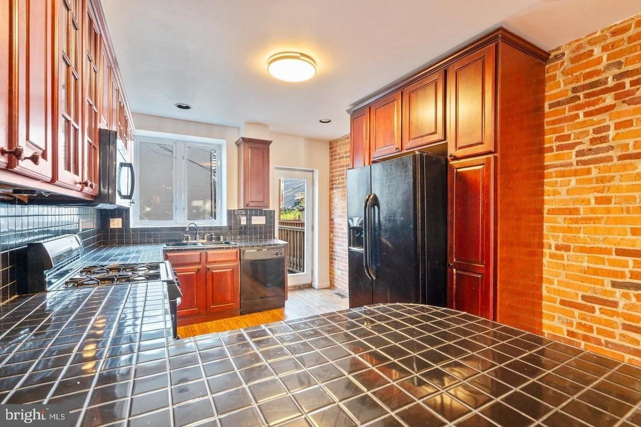 1407 Webster St - Photo 6 of 35