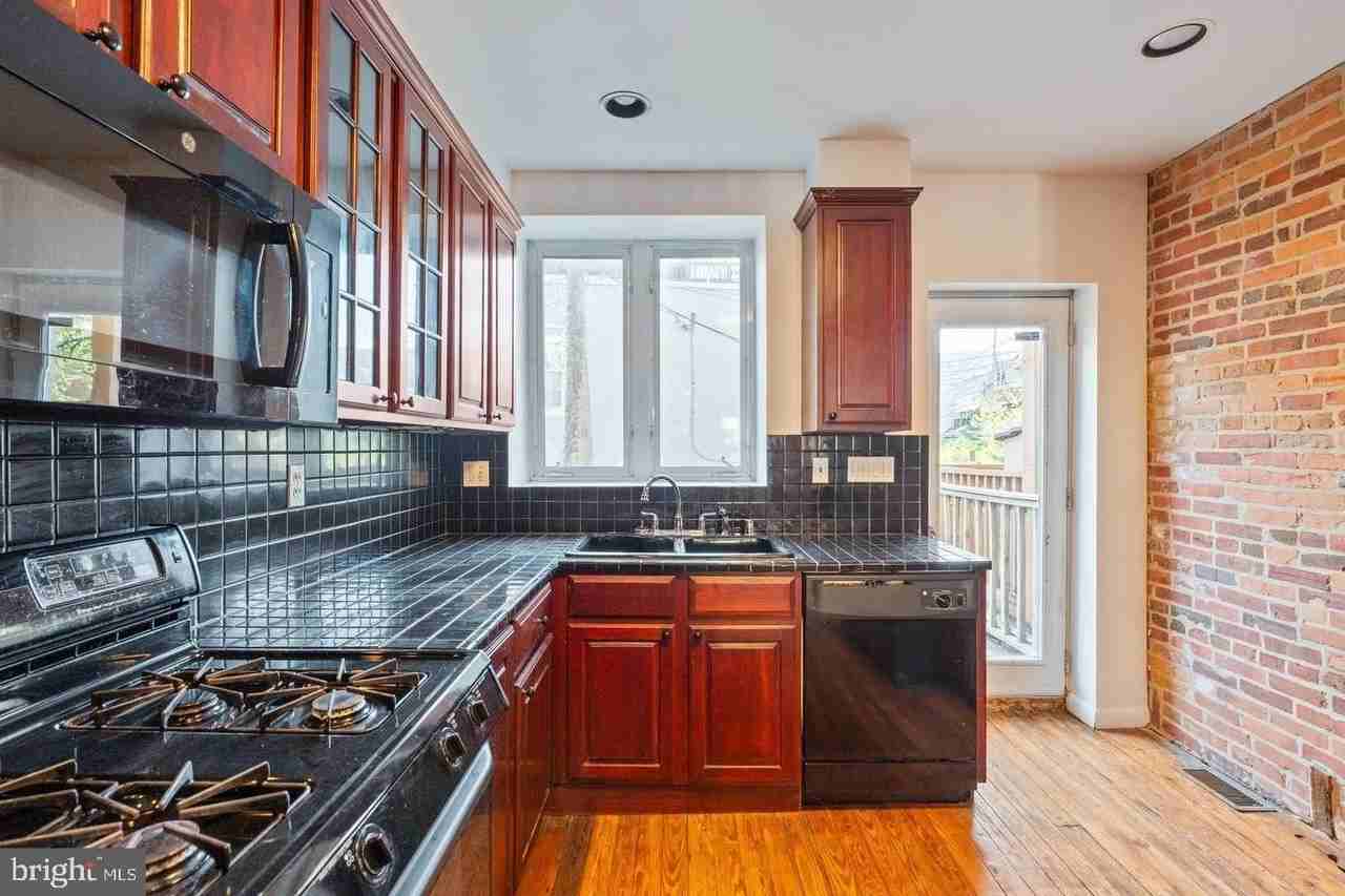 1407 Webster St - Photo 7 of 35