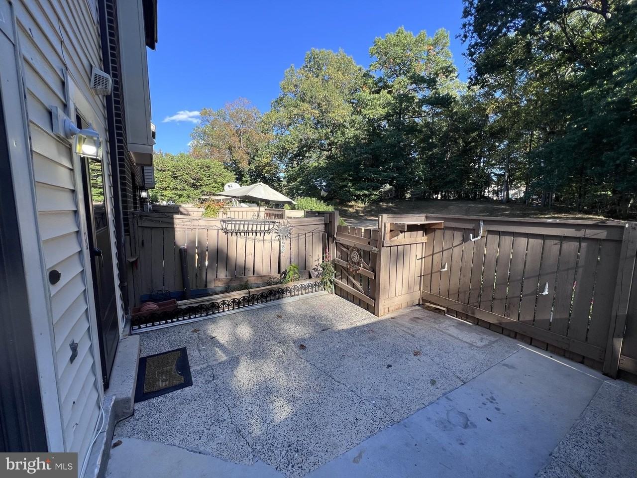 9927 Forest View Pl - Photo 4 of 49