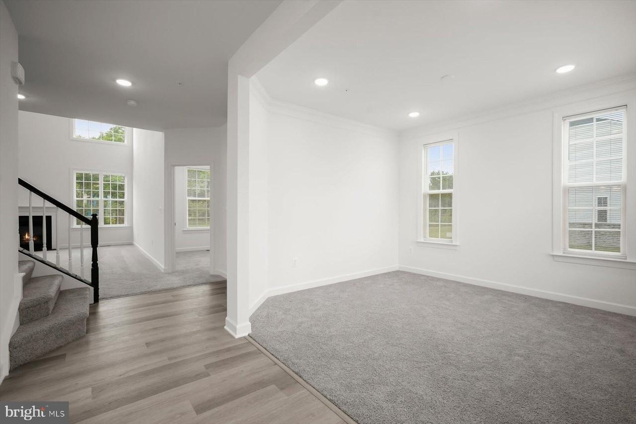 6801 Fountain Park Dr - Photo 4 of 50