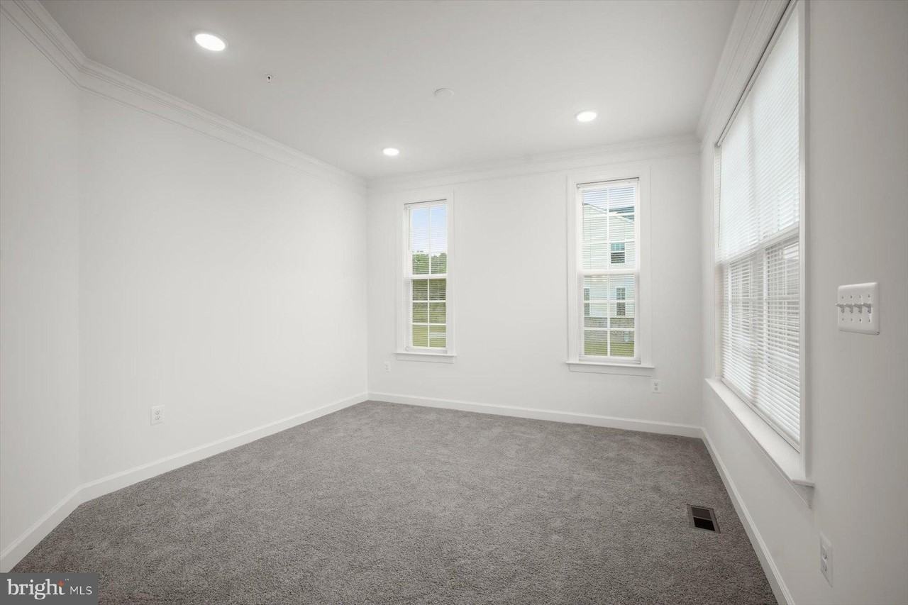 6801 Fountain Park Dr - Photo 5 of 50