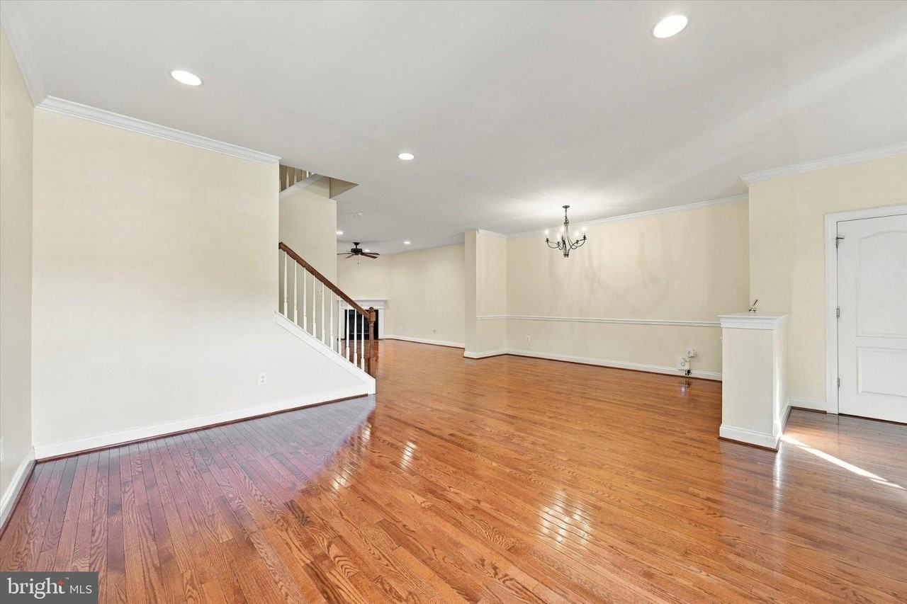 1204 Derry Ln - Photo 5 of 25