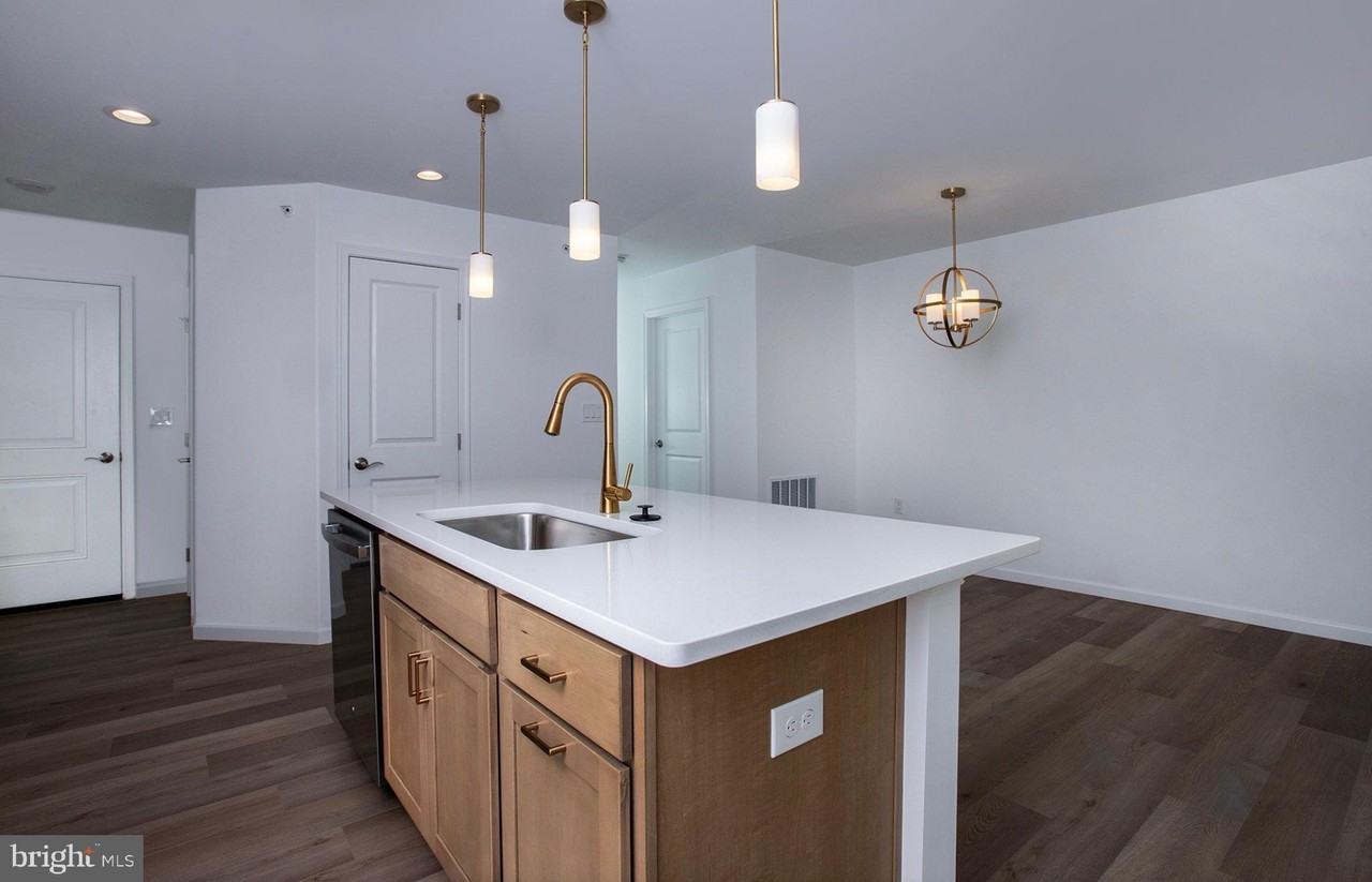 1048 Addie Ln - Photo 6 of 35