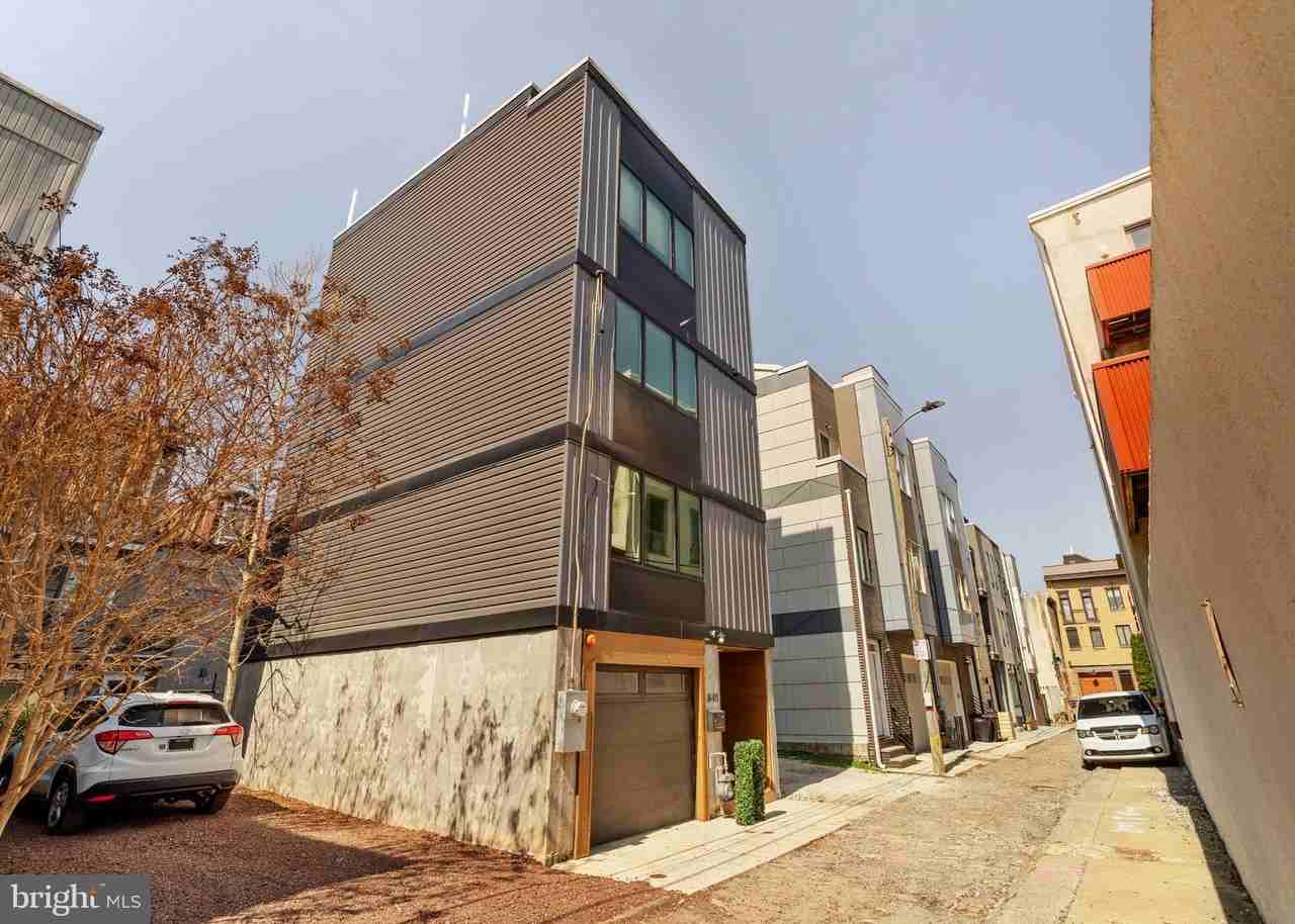 848 N Leithgow St - Photo 3 of 50