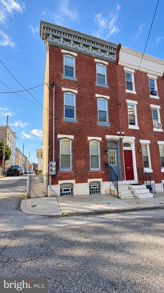 153 Dupont St - Photo 2 of 11