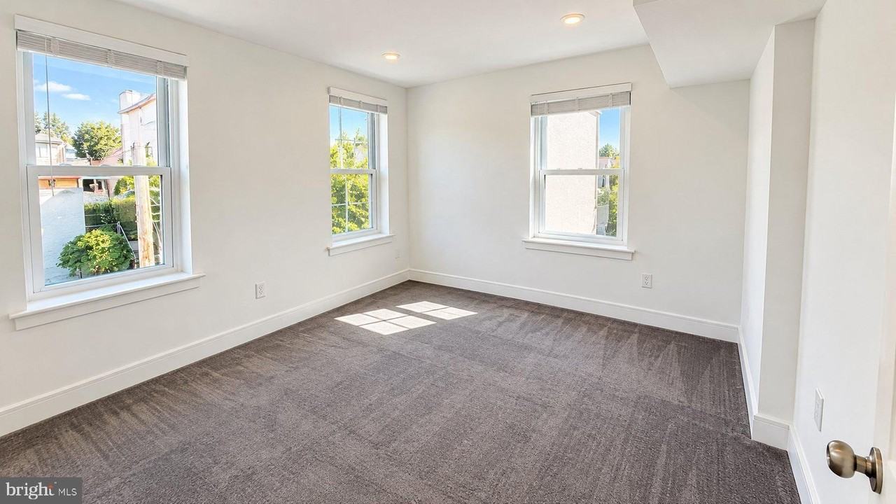 153 Dupont St - Photo 3 of 11
