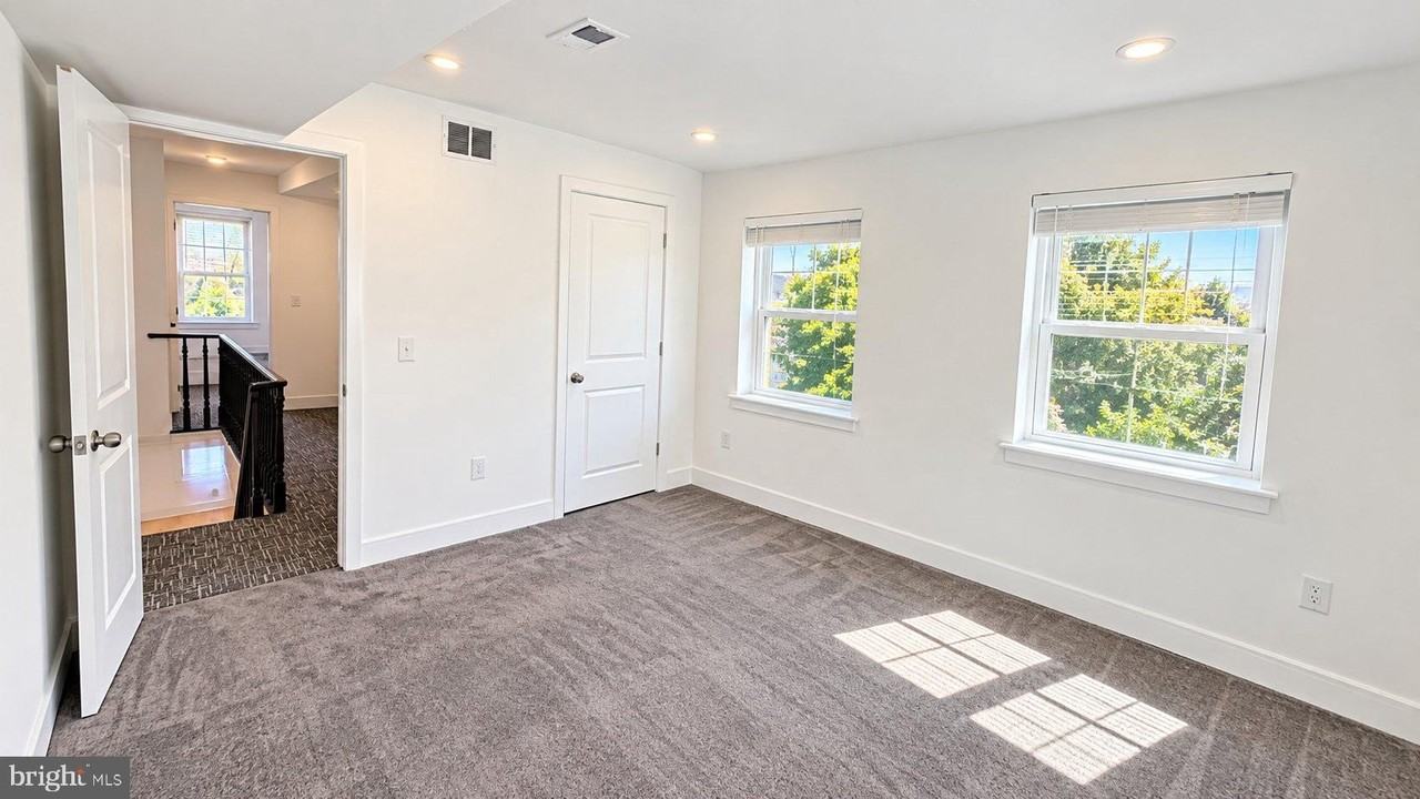 153 Dupont St - Photo 4 of 11
