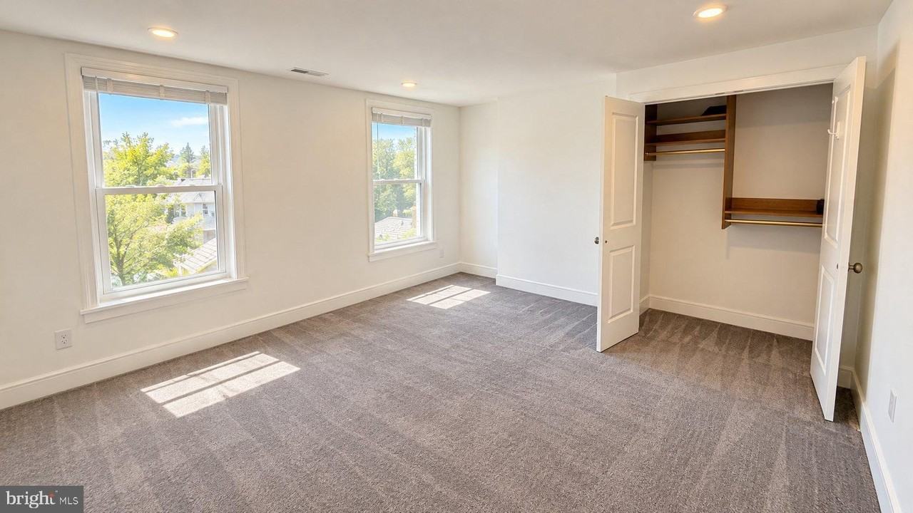 153 Dupont St - Photo 5 of 11