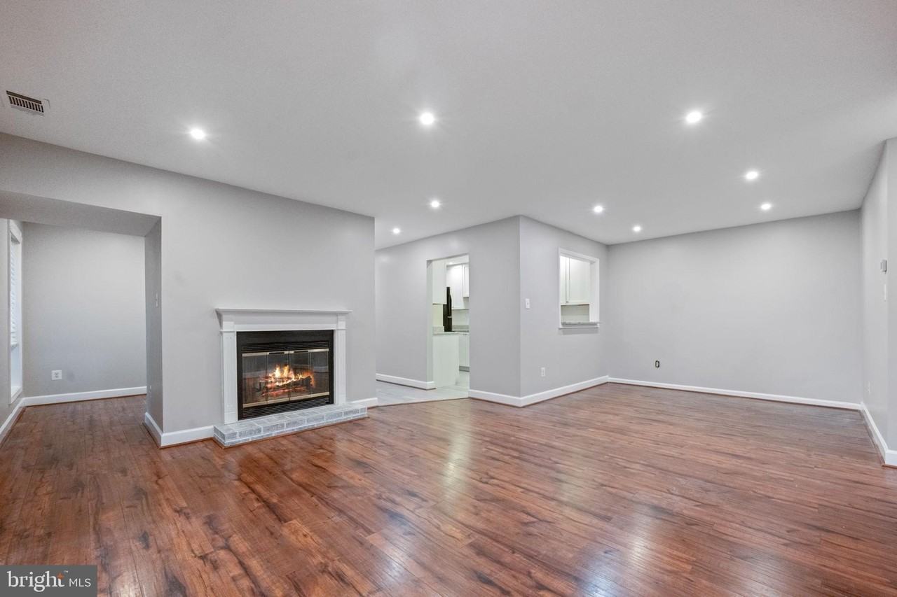 10053 Oakton Terrace Rd #10053 - Photo 3 of 23