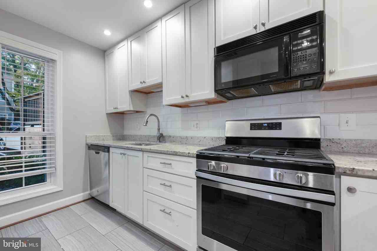10053 Oakton Terrace Rd #10053 - Photo 4 of 23