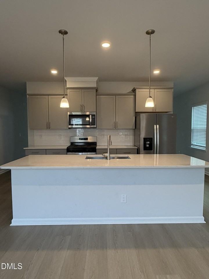 1373 Hasse Ave - Photo 3 of 23