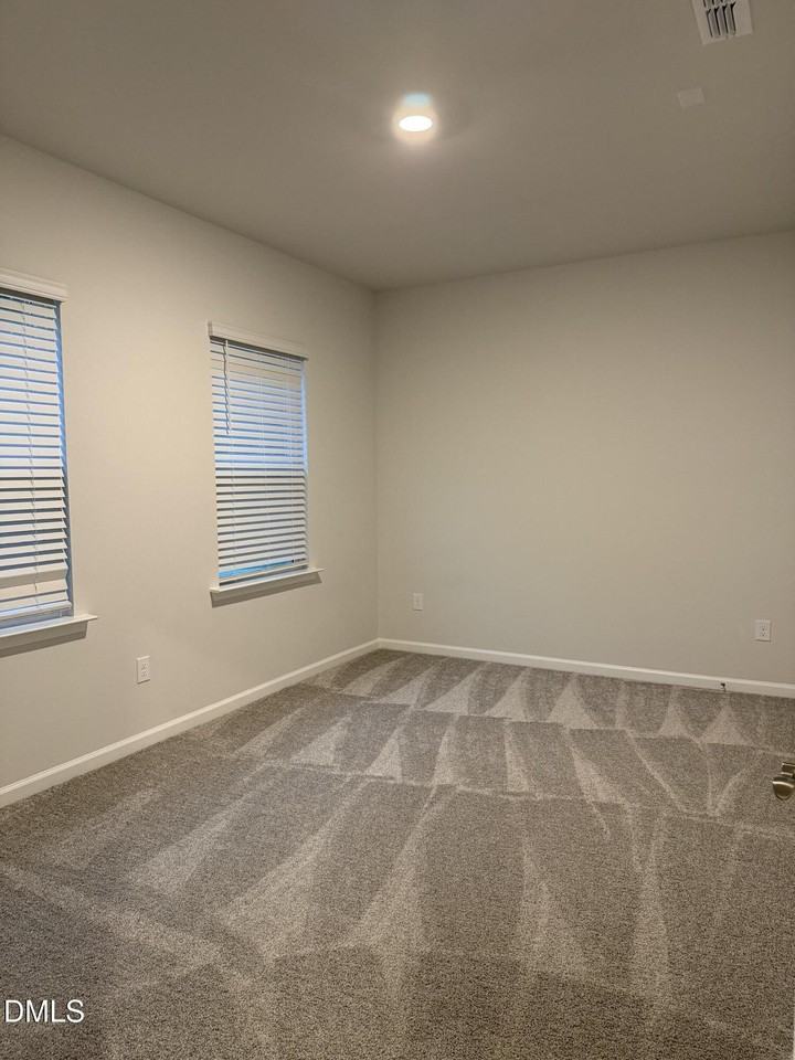 1373 Hasse Ave - Photo 5 of 23