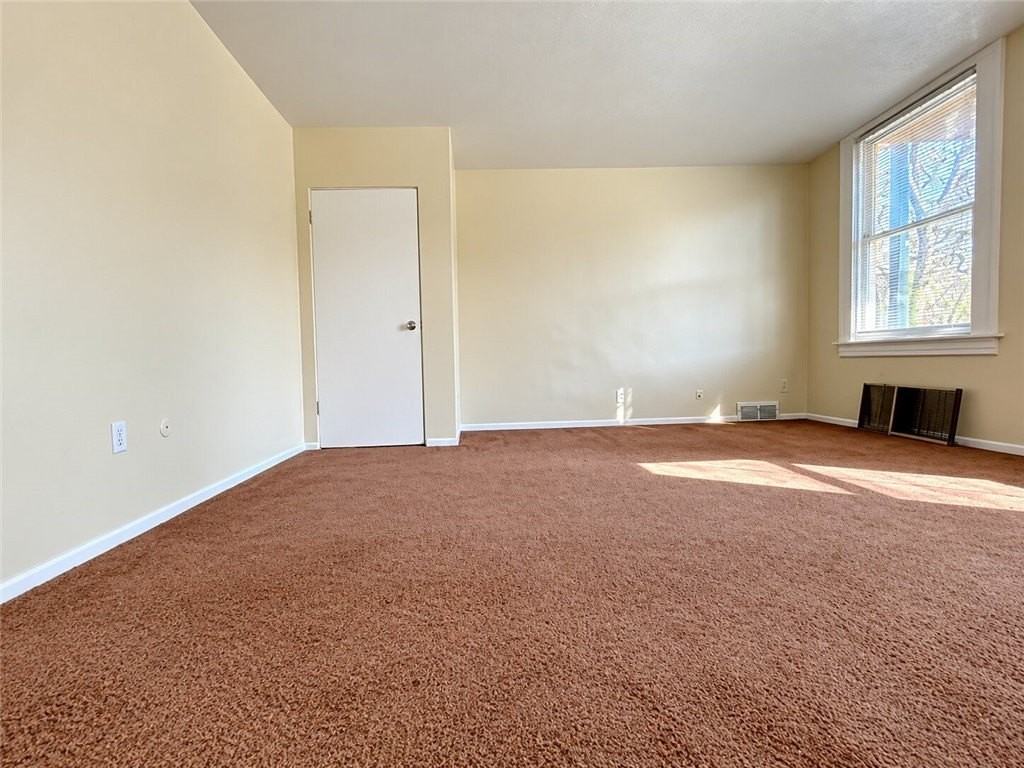 546 Greenfield Ave #2 - Photo 4 of 8