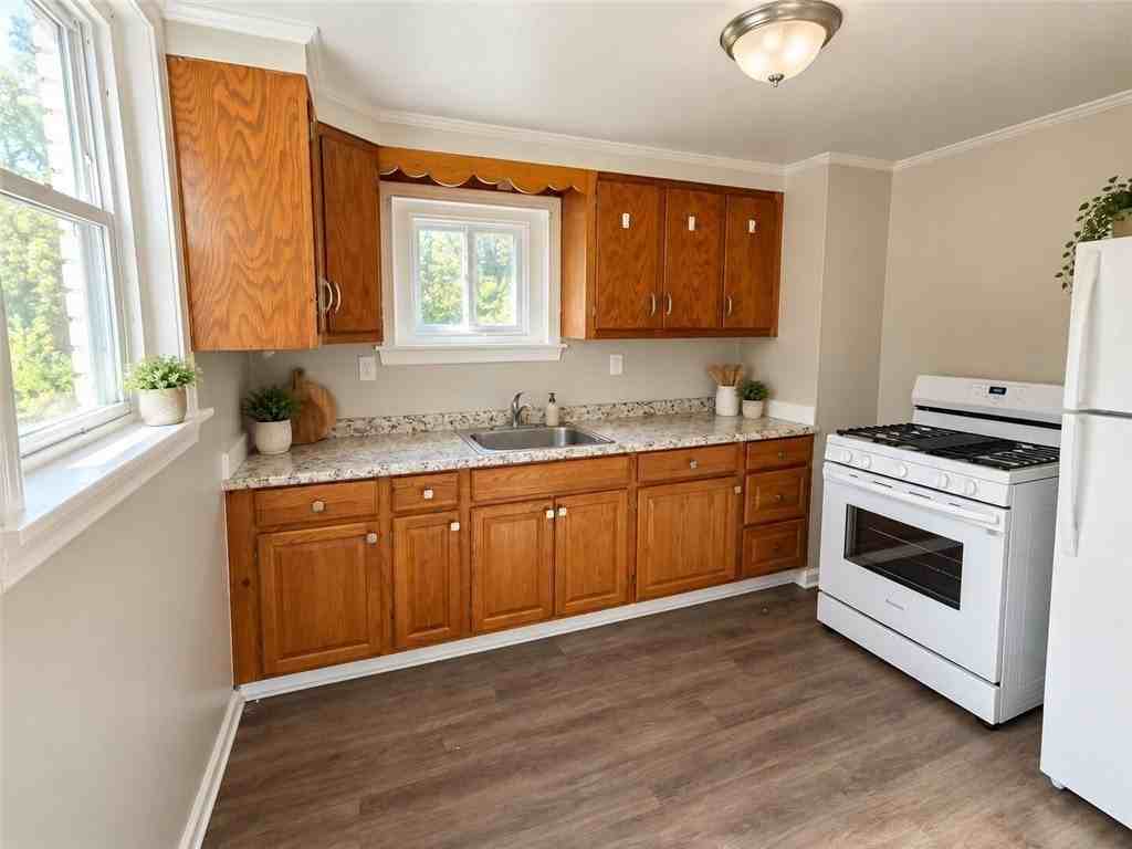 755 Vankirk St - Photo 3 of 9