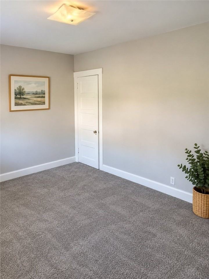 875 Vankirk St - Photo 5 of 15