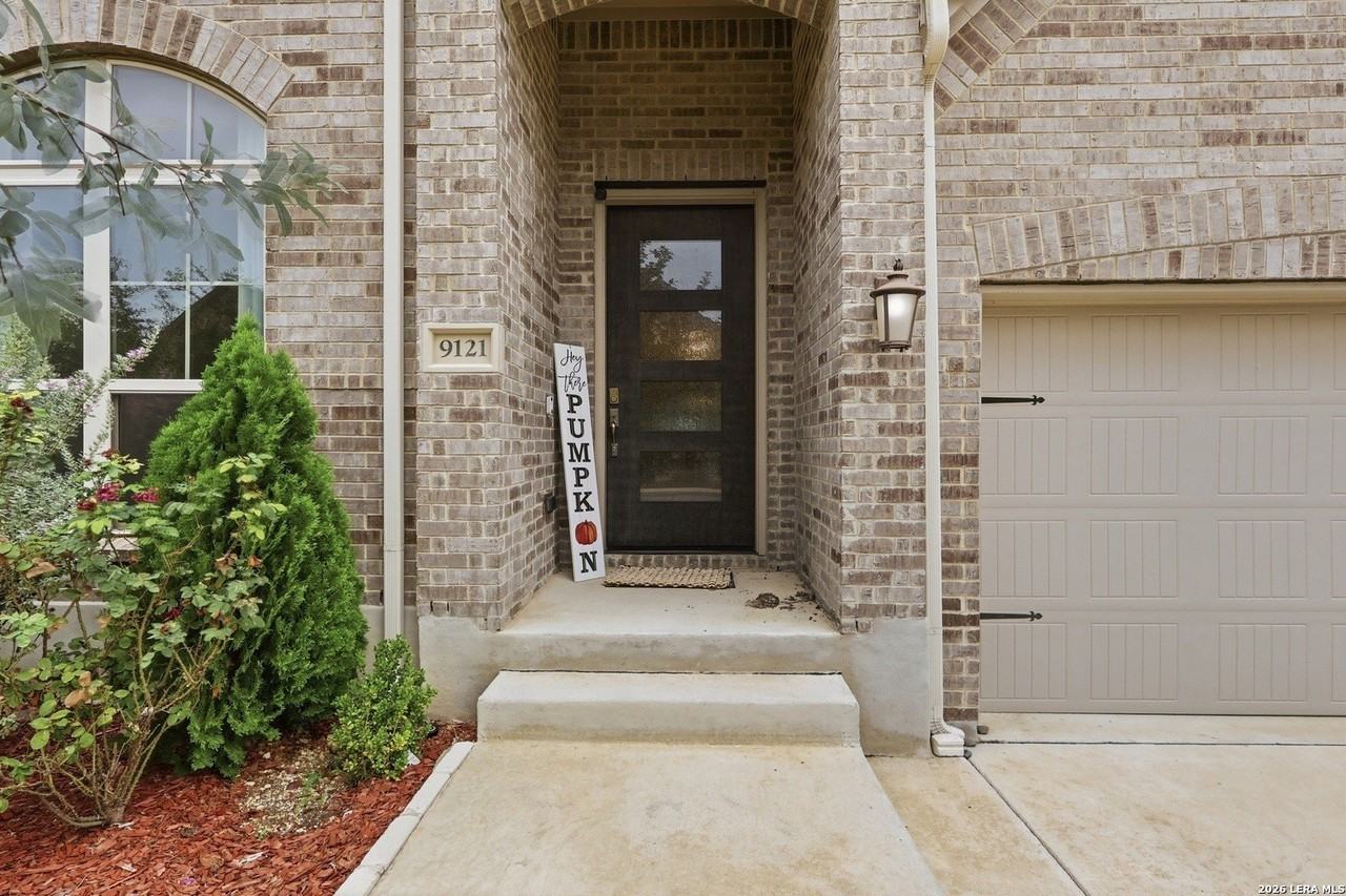 9121 Pepperton Ln - Photo 5 of 43