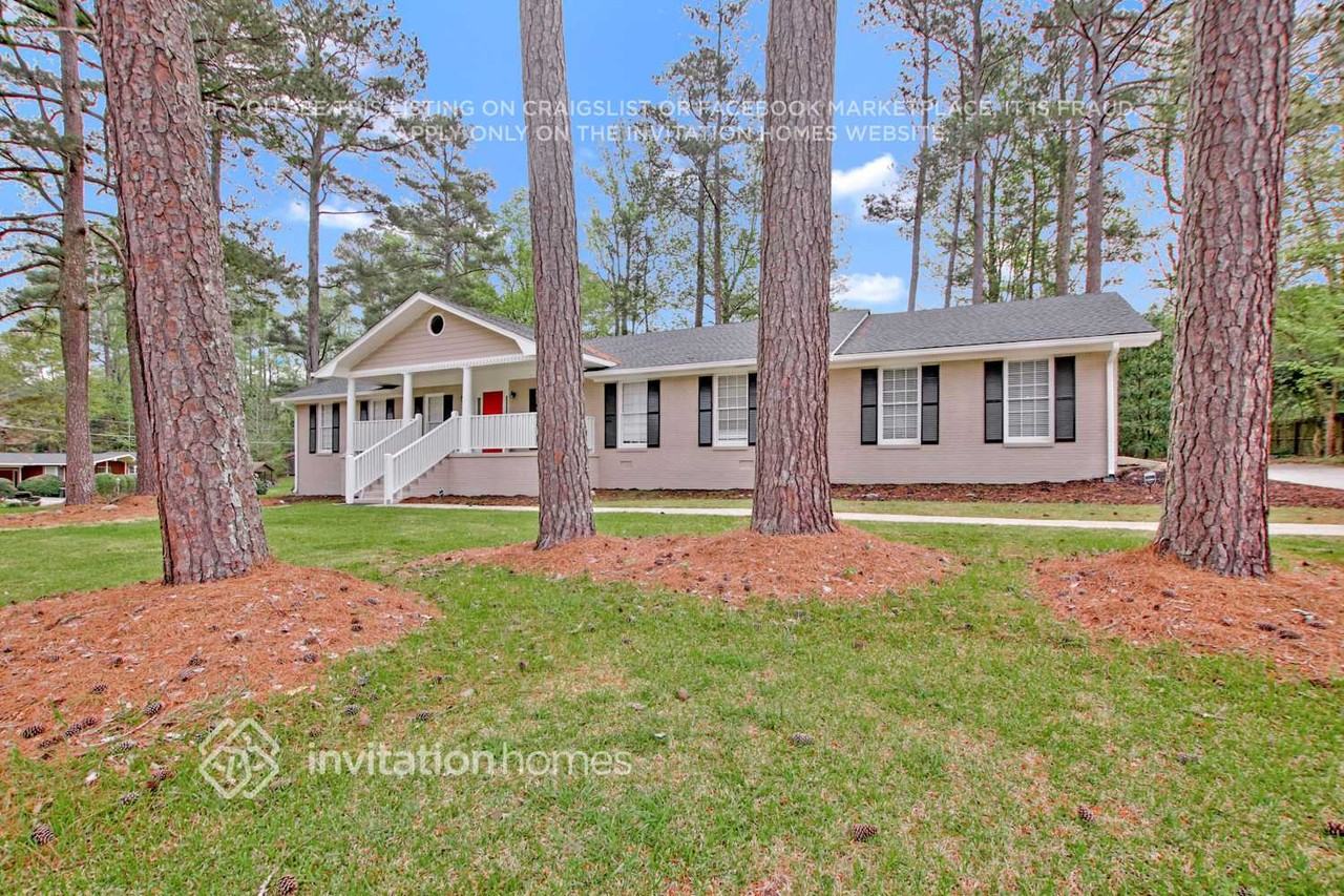 3190 Rockview Dr - Photo 2 of 26