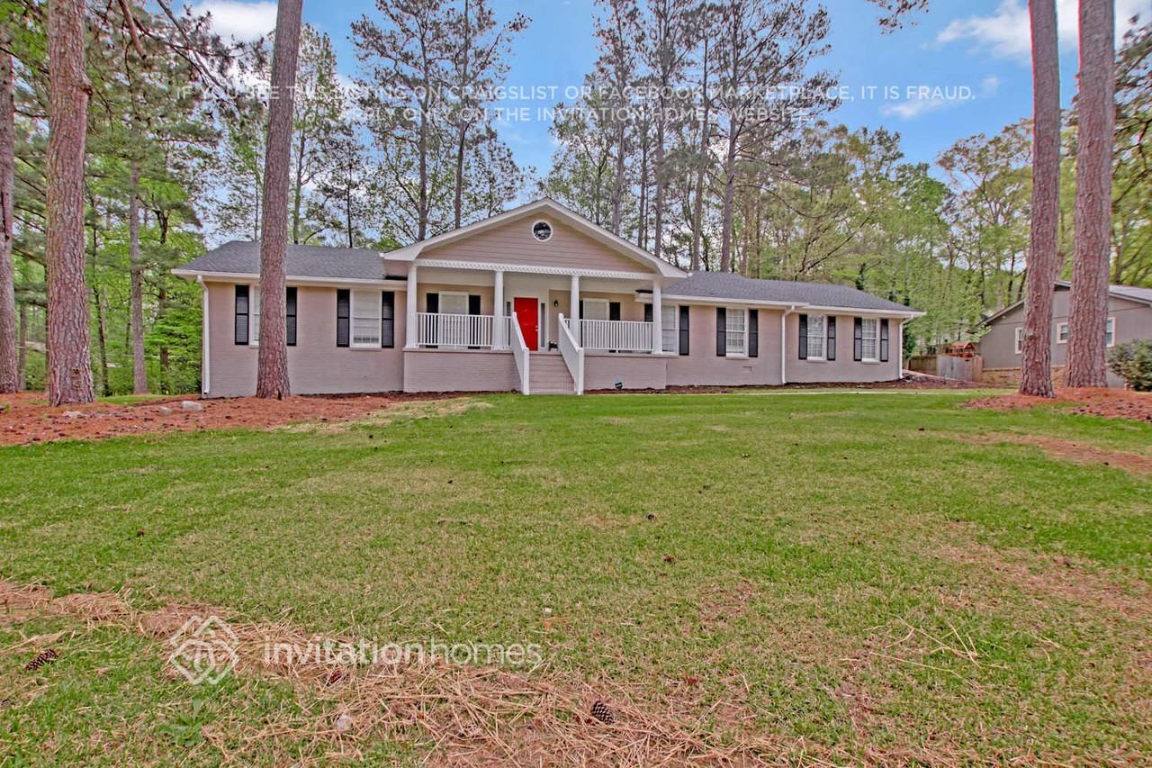 3190 Rockview Dr - Photo 3 of 26