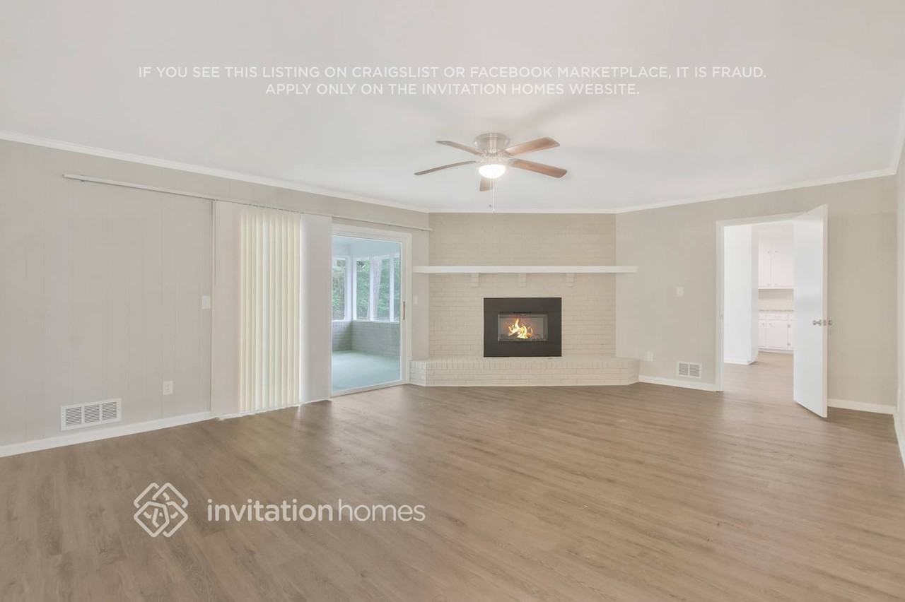 3190 Rockview Dr - Photo 4 of 26