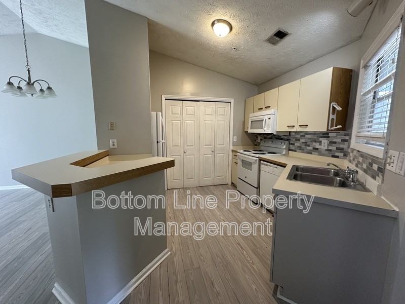 942 Stewarts Creek Dr #8 - Photo 3 of 13