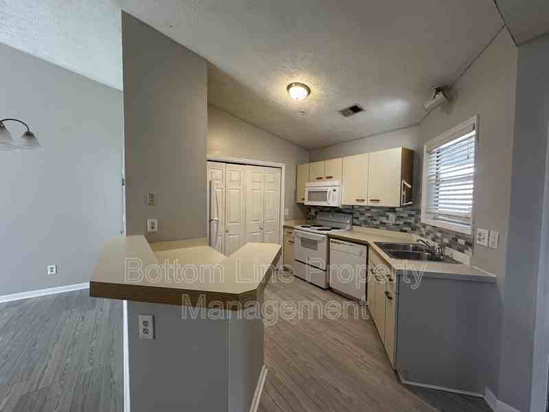 942 Stewarts Creek Dr #8 - Photo 4 of 13