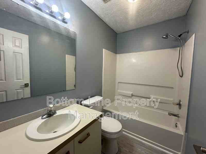 942 Stewarts Creek Dr #8 - Photo 5 of 13