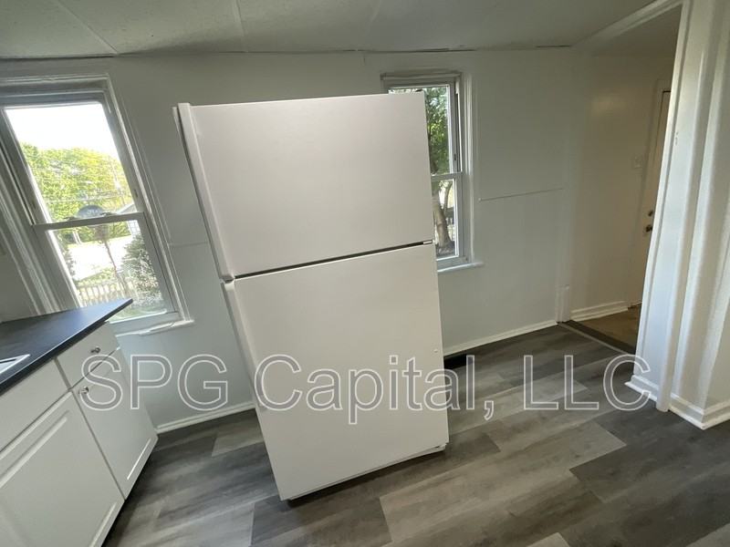 220 E North St - Photo 4 of 10