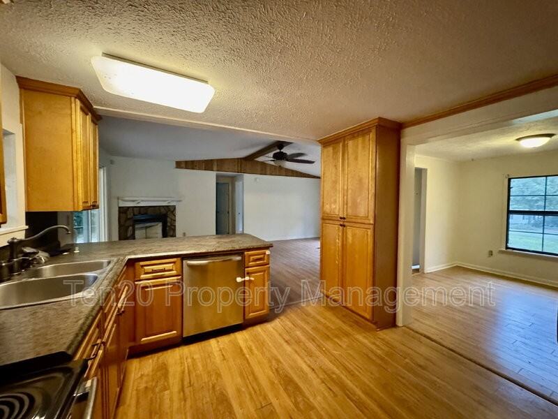 380 Orbit St - Photo 6 of 31