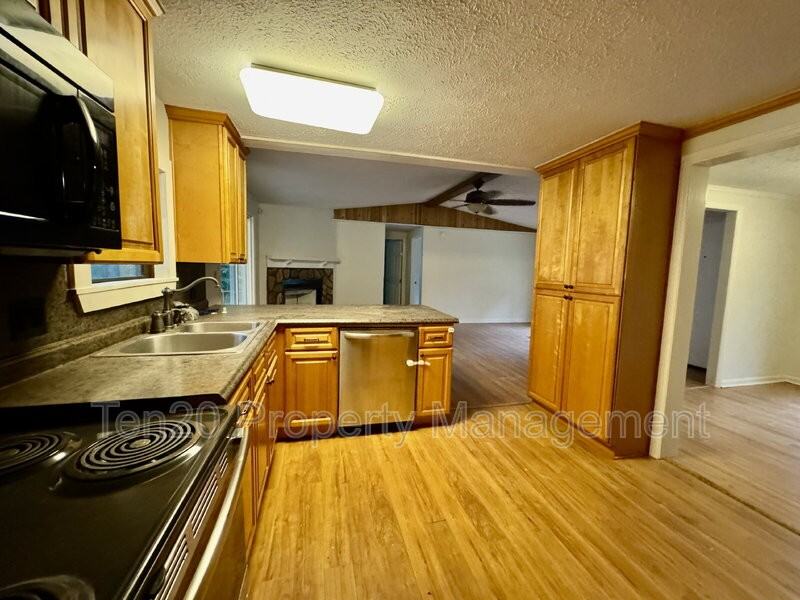 380 Orbit St - Photo 7 of 31